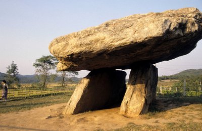 Dolmen إلى Kanghwa في كوريا الجنوبية. بواسطة عصور ما قبل التاريخ