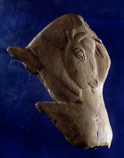 Prehistoric Art (Upper Magdalenian): “” Bison getting up”” Sculpture in reindeer wood from the shelter of the Madeleine in Dordogne. 11000 BC. Sun 0,10 m. Saint Germain en Laye, National Museum of Archeology بواسطة عصور ما قبل التاريخ