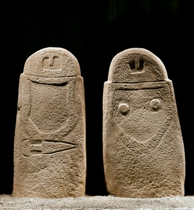 Prehistoric art: two menhirs of man and woman dating from the Iron Age from the site of Lunigiana near La Spezia, Italy. 1100-800 BC. La Spezia, Museo Comunale della Civilta Lunigiana بواسطة عصور ما قبل التاريخ