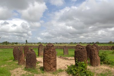 عصور ما قبل التاريخ: الدائرة المغليثية من الحجارة من واسو ، غامبيا (الصورة) بواسطة عصور ما قبل التاريخ