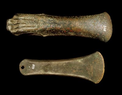 Prehistory: axes made in Campania. End of the Bronze Age. Avellino, Museo Archeologico Irpino, Italy بواسطة عصور ما قبل التاريخ
