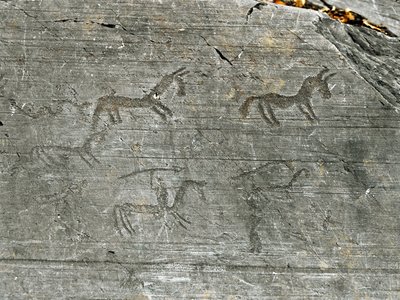 Prehistory, civilization of the Camunni, rock art: a grave rock of a hunting scene, a hunter wanks a spear. Period between the Neolithic and the Bronze Age. Capo di Ponte, Parco nazionale delle incisioni rupestri di Naquane, Valcamonica, Val Camonica, Ital بواسطة عصور ما قبل التاريخ