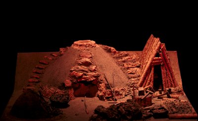 Prehistory: reconstitution of a Iron Age forge. Saint Germain en Laye, Museum of Antiquites بواسطة عصور ما قبل التاريخ