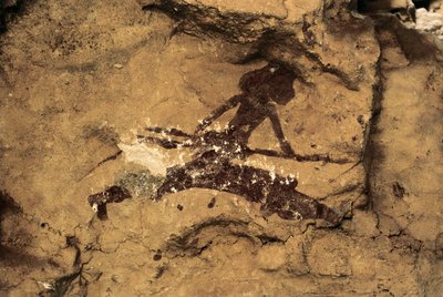 الفن الصخري: صياد امرأة. عصور ما قبل التاريخ ، العصر الحجري القديم الأعلى. كهف تيو جاروسو ، إسبانيا. بواسطة عصور ما قبل التاريخ