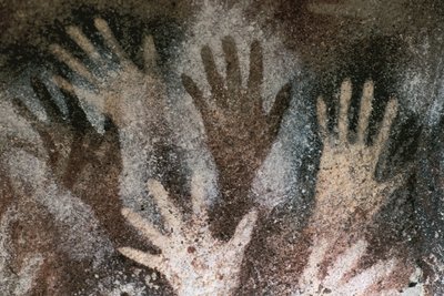 الفن الصخري لعصور ما قبل التاريخ: كهف به أثر للأيدي. العصر الحجري الحديث ، كهف اليدين. الأرجنتين ، سانتا كروز بواسطة عصور ما قبل التاريخ