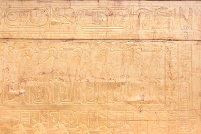 الضريح الذهبي الخارجي لغرفة دفن توت عنخ آمون ، المتحف المصري ، القاهرة ، مصر بواسطة عصور ما قبل التاريخ