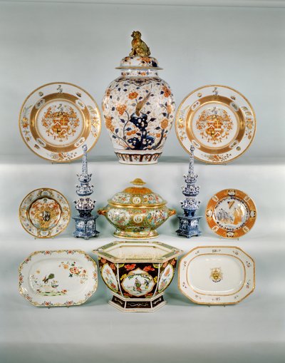 إناء درابزين إماري طبق وردة من نبات الورد ، حوالي عام 1724 ؛ فاميل روز بومب سلطانية وغطاء ؛ مزهرتان من زهور التوليب باللونين الأزرق والأبيض ؛ لوحة درع فاميل روز ؛ لوحة إماري لكورنيليوس برينك ؛ طبق مستطيل من فاميل روز فاميل روز جاردينير سداسية (بورسلين) بواسطة اسرة تشينغ الصينية