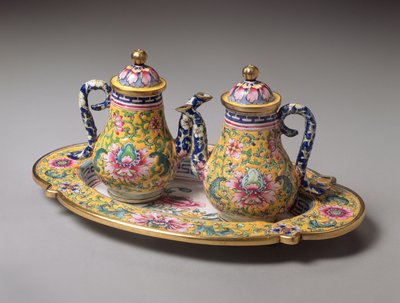 زوج من الأواني والصواني المصغرة ، فترة تشيان لونغ (1736-1795) (المينا) بواسطة اسرة تشينغ الصينية