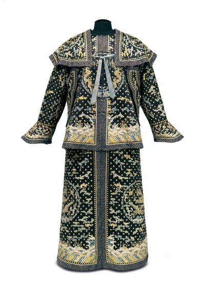 الزي الاحتفالي النادر للحرس الإمبراطوري ، فترة تشيان لونغ - جياكينغ (1736-1820) (الساتان الحريري) (انظر أيضًا 992766-7) بواسطة اسرة تشينغ الصينية