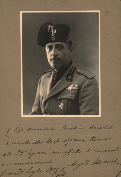 ألبوم "MVSN- Blackshirts": وحدة تحكم الميليشيا بالزي الرسمي ، 07/1935 (b / w photo) بواسطة ر. بيتريللي
