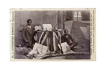 جيمس شوما وعبد الله سوسي مع ديفيد ليفينجستون المصنوعات اليدوية ، دير نيوستيد ، إنجلترا ، يونيو 1874 (طباعة زلال) بواسطة ر وابن ألين