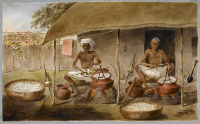 رجلان جالسان خارج كوخ يسحب الحرير من الشرانق ، ويلفه في مغازل بغلي الشرانق في الماء ، حوالي عام 1820 (ألوان مائية على ورق) بواسطة رام سيتا