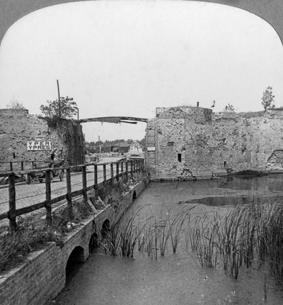 أسوار القرن الرابع عشر وبوابة ليل ، Ypres ، بلجيكا ، الحرب العالمية الأولى ، c1914-c1918. بواسطة واقعية يسافر الناشرين