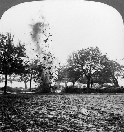 قذيفة ألمانية تنفجر ، الحرب العالمية الأولى ، 1914-1918. بواسطة واقعية يسافر الناشرين