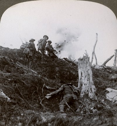 تقدم عبر No Mans Land لمهاجمة الخطوط الألمانية ، الحرب العالمية الأولى ، 1914-1918 بواسطة واقعية يسافر الناشرين