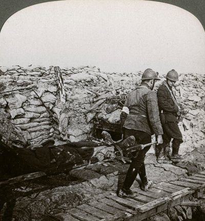 حاملات نقالة بلجيكية تحمل جرحى في خندق ، Dixmude ، بلجيكا ، الحرب العالمية الأولى ، 1914-1918. بواسطة واقعية يسافر الناشرين