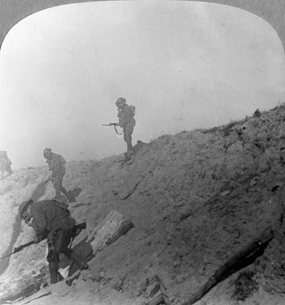 القوات البريطانية تتقدم من خلال الغاز ، Passchandaele ، Ypres ، بلجيكا ، الحرب العالمية الأولى ، c1914-c1918 بواسطة واقعية يسافر الناشرين
