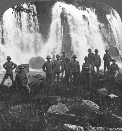 القوات البريطانية تنعش نفسها في شلال ، إفريقيا ، الحرب العالمية الأولى ، c1914-c1918 بواسطة واقعية يسافر الناشرين