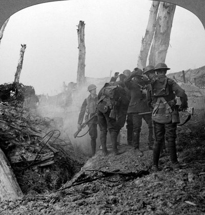 استجواب جندي ألماني ، Hohenzollern Redoubt ، فرنسا ، الحرب العالمية الأولى ، 1914-1918. بواسطة واقعية يسافر الناشرين