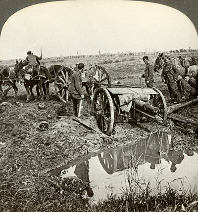 إزالة مسدس ميداني من موقع غمرته الحرب العالمية الأولى ، 1914-1918. بواسطة واقعية يسافر الناشرين