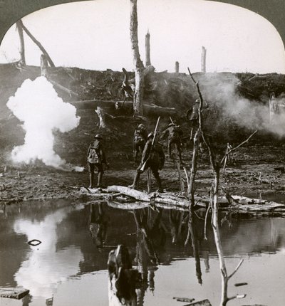 جنود يعبرون نهر Ancre ، معركة السوم ، فرنسا ، الحرب العالمية الأولى ، 1916. بواسطة واقعية يسافر الناشرين