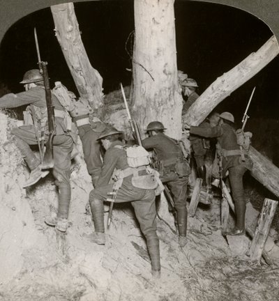 الجنود يغادرون خندقًا في غارة ليلية في ميسينز ، بلجيكا ، الحرب العالمية الأولى ، 1914-1918. بواسطة واقعية يسافر الناشرين