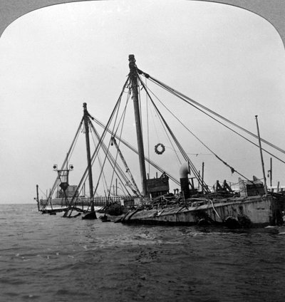 سفينة حربية غارقة HMS Vindictive ، أوستند ، بلجيكا ، الحرب العالمية الأولى ، 1918. بواسطة واقعية يسافر الناشرين