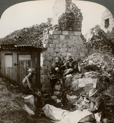 الفيلق الطبي للجيش الملكي في محطة خلع الملابس مونشي ، فرنسا ، الحرب العالمية الأولى ، 1914-1918. بواسطة واقعية يسافر الناشرين