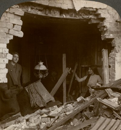 الأضرار التي لحقت بقنبلة زيبلين الألمانية ، الحرب العالمية الأولى ، 1914-1918. بواسطة واقعية يسافر الناشرين