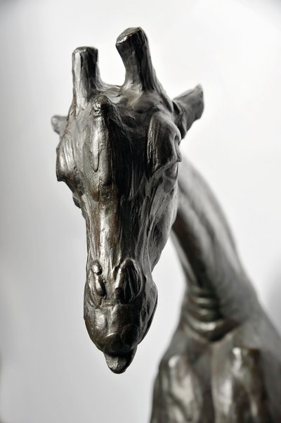 زرافة كبيرة برأس منخفض ، على غرار 1909-10 ، مصبوبة قبل عام 1913 (برونزية) (انظر أيضًا 3084917-43) بواسطة رامبرانت بوجاتي