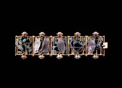 Bracelet with gold, glass, enamel and chalcedony owls and leaves بواسطة رينيه جول لاليك