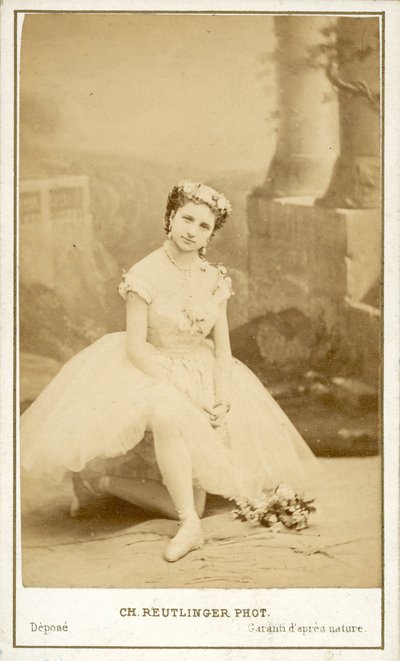 أنجلينا فيوريتي ، راقصة الباليه الإيطالية في أوبرا باريس (صورة b / w) بواسطة Reutlinger Studio (بعد)