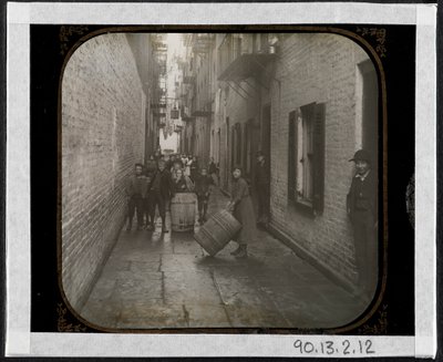 Gotham Court، 38 Cherry Street، c.1890 (طباعة الجيلاتين الفضي) بواسطة ريتشارد هوي لورانس