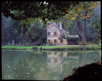 The Hameau de la Reine - La Maison de la Reine في Hameau de la Reine Marie Antoinette ، في متنزه Chateau de Versailles. بواسطة ريتشارد ميك