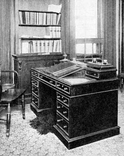 كرسي ومكتب تشارلز ديكنز ، المستخدم في Gadshill ، 1923. بواسطة مجموعة Rischgitz