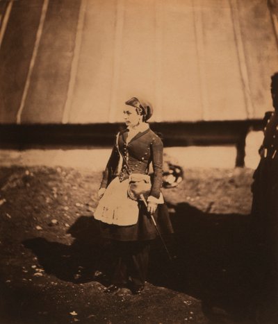 Vivandière ، صورة كاملة الطول للكانتينير الفرنسي مرتديًا فستان فوج الزواف ، حرب القرم ، القرم ، أوكرانيا بواسطة روجر فينتون