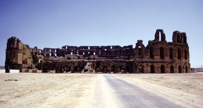 مدرج الجم (تونس). بواسطة رواية