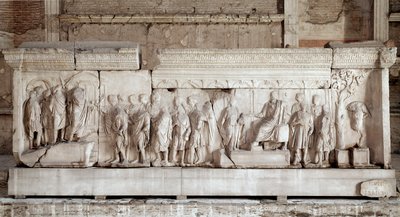 Anaglyph (أو أكثر) من Trajan يسترجع حقائق الإمبراطور تراجان (Traianus أو Traiano) (117-120): مشهد من الأعمال الخيرية للإمبراطور للأطفال الفقراء والأيتام. جوارب رخامية منقوشة. خافت. 521x16 سم روما ، فورو رومانو (المنتدى الروماني) ، كوريا بواسطة رواية