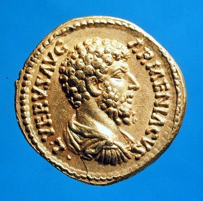 Aureus (الوجه) مع تمثال نصفي من Lucius Verus (161 م - 169 م) ملفوف ومغلف. (ذهبي) نقش: L VERVS AVG ARMENIACVS بواسطة رواية