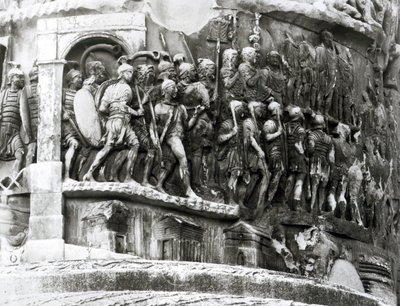 التفاصيل من عمود ماركوس أوريليوس (كولونا أنتونينا) ، 180-196 م (الرخام) (صورة بالأبيض والأسود) بواسطة رواية