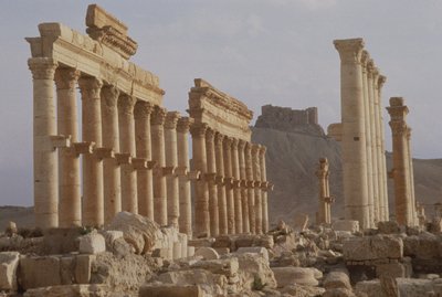 أقدم جزء من الشارع ذو الأعمدة الذي يشكل المحور الرئيسي للمدينة ، مما يؤدي إلى قلعة ابن معان ، وهي قلعة عربية من القرن السابع عشر ، بنيت في النصف الأول من القرن الثاني بواسطة رواية