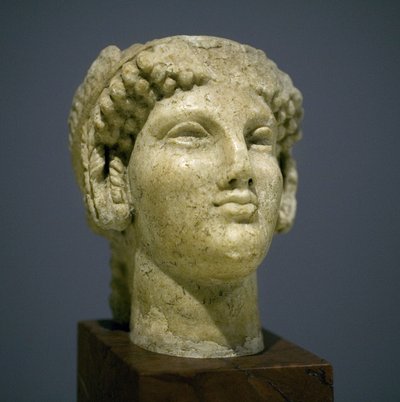 رأس الفتاة (كور) ، نحت من العصر الروماني الهلنستي (القرن الثاني بعد عصرنا) ، وجه معبر للغاية ، عظام وجنتان بارزة في الشرق ، ابتسامة ، شعر مجعد ، أسلوب إيوني القديم في القرن السادس قبل عصرنا الذي دام طويلاً بعد بواسطة رواية