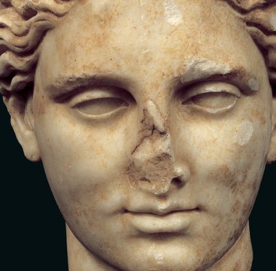 رأس Apollo Sauroktonos (قاتل السحلية) نسخة من البرونز اليوناني من القرن الرابع بواسطة Praxiteles ، وجدت في كيفيسيا (الرخام) (تفاصيل 271957) بواسطة رواية