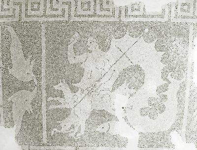 فسيفساء الهلنستية حصاة من Scylla و Charybdis تحرس المضيق ، تفاصيل Scylla. بيت ديونيسوس ، بافوس ، فسيفساء قبرص بواسطة رواية