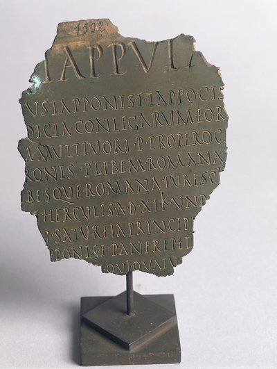 Lex Tappula, fragment of satirical law drawn up by convivial circle from Vercelli, parody written in same form as Roman plebiscite laws, forming part of leges conviviales which were handed down by Festo, bronze, Roman civilization بواسطة رواية
