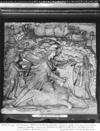 ميثراس التضحية بالثور في مغارة بين شخصيتين في زي آسيوي ، القرنين الثاني والثالث (الرخام) (انظر أيضًا 19140) بواسطة رواية