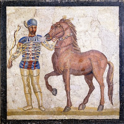 تمثيل الفصائل الأربعة للسيرك الروماني: البلوز (فكتيو فينيتا). كانت الفصائل عبارة عن نوادي تشارك في مسابقات السيرك في الإمبراطورية العليا (القرن الأول الميلادي) وتتميز باللون. فسيفساء روما متحف ناسيونالي رومانو. بواسطة رواية