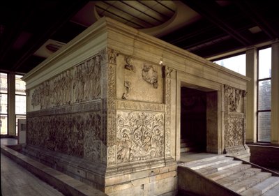 الفن الروماني: Ara Pacis Augustae أو مذبح Augustae Peace: إرتفاع منخفض (الجانب الأيمن) من روما القديمة بناه الإمبراطور الروماني Augustae بين 13 و 9 قبل الميلاد على Champ de Mars (Campo de Marte) في روما لإحياء ذكرى السلام بعد حروب الإمبراطورية بواسطة رواية