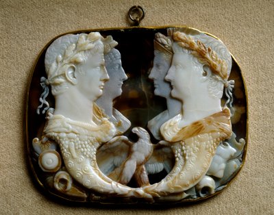 الفن الروماني: Onyx comee (Gemma Claudia) يزين تمثيلات الأزواج الإمبراطوريين كلود (Tiberius Claudius Drusus) (10 قبل الميلاد - 54 بعد الميلاد) وزوجته Agrippine the Young (15-59 بعد الميلاد) (Agrippina Minor) (يسار) و Caius Julius Caesar dit Germanicus (15  بواسطة رواية