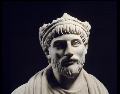 الفن اليوناني الروماني: تمثال الإمبراطور الروماني جوليان لير المرتد (331 - 363) (القرن الرابع قبل الميلاد. JC) باريس ، متحف اللوفر بواسطة رواية